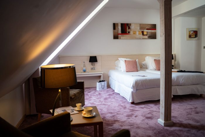 Chambre familiale : Chambre parentale et coin salon